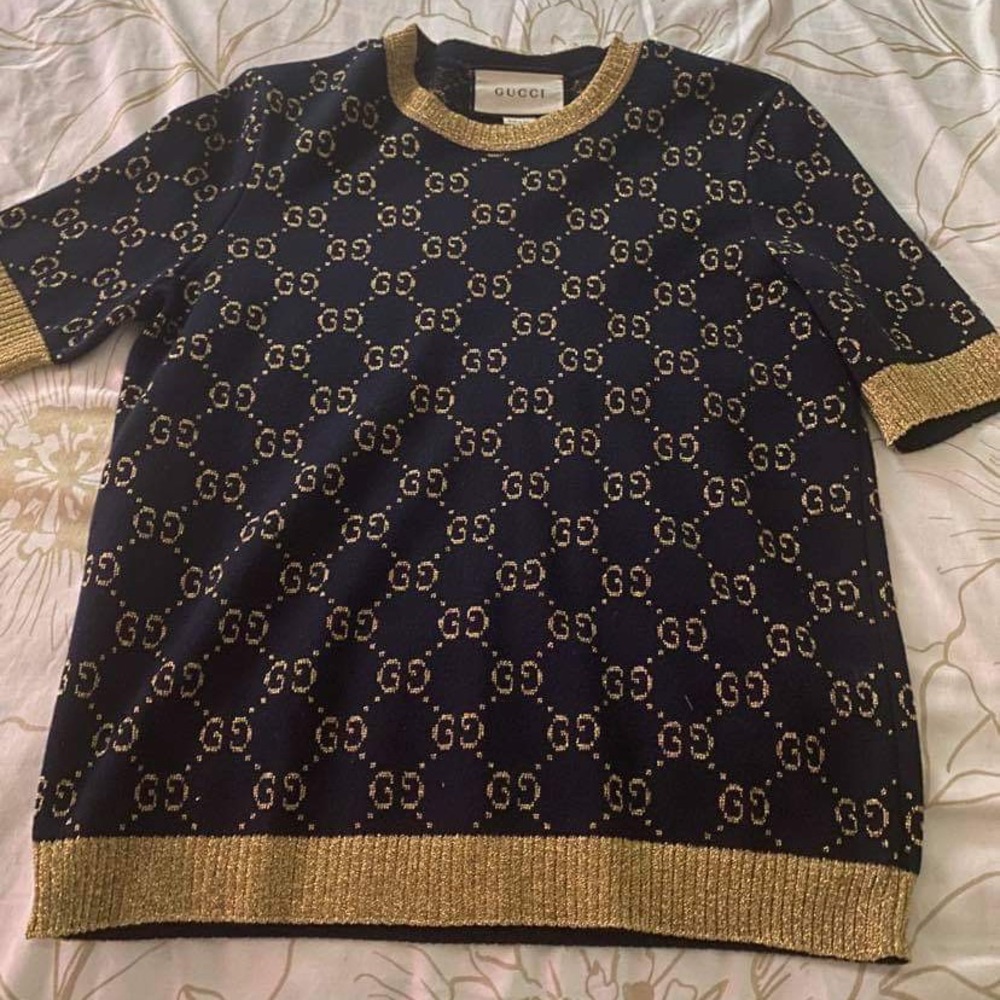 100% authentic beautiful navy blue and gold Gucci sweater size large in women’s.
